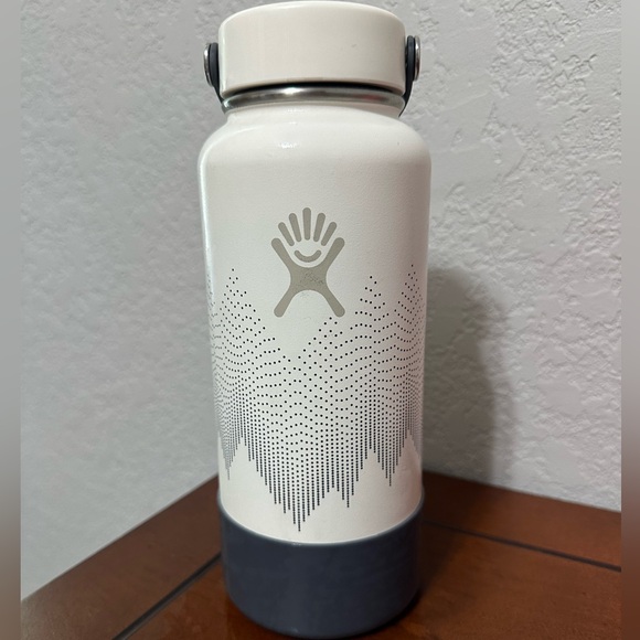 Hydro Flask 32 oz Limited Edition Wonder Collection Snowcap wide
